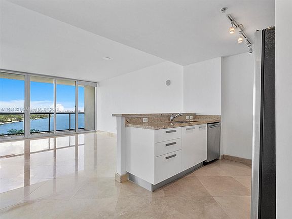 3rd image of 601 NE 36th St APT 908