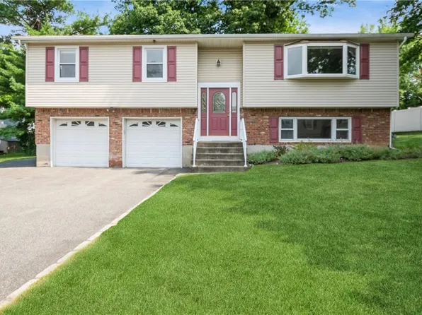 132 Lake Nanuet Drive, Nanuet, NY 10954