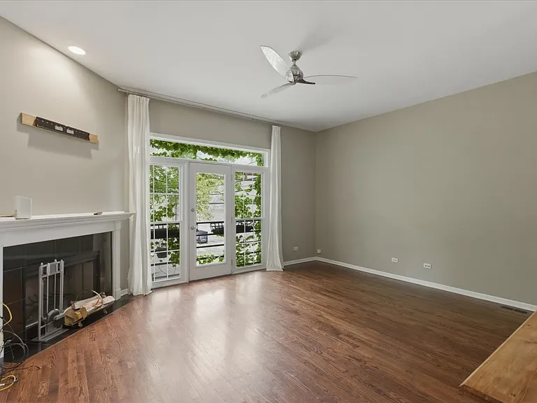 745 N Wood St #TOWNHOUSE — Photo 1