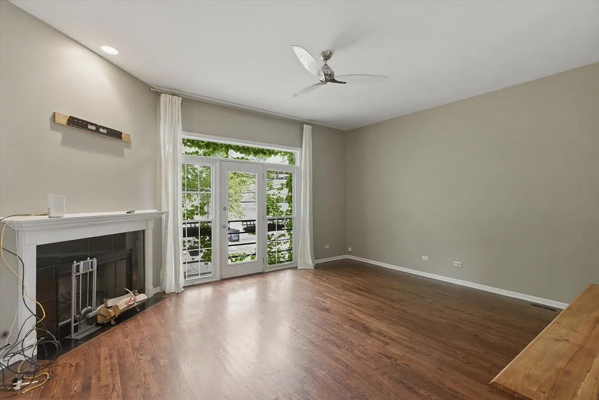 Building Photo - 745 N Wood St #101