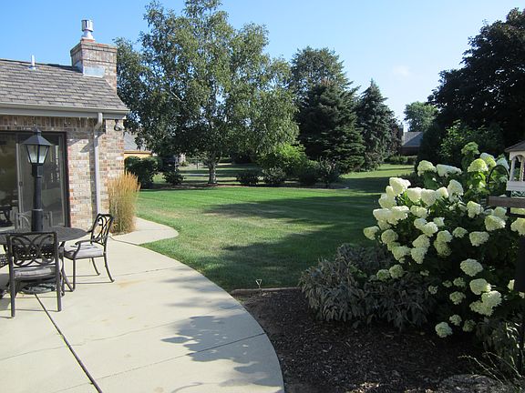 Professionally Landscaped yord