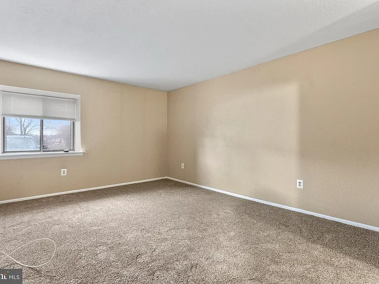 211 James Ct — Photo 9