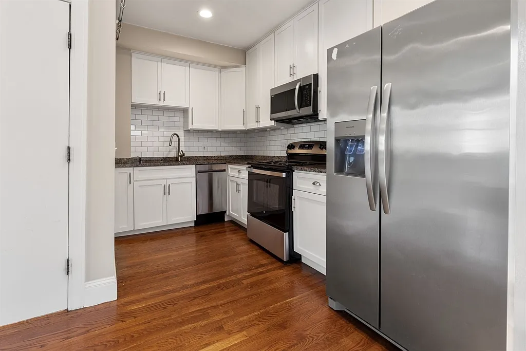 2 bed, 1.0 bath, 890 sqft, $4,000 — Photo 4
