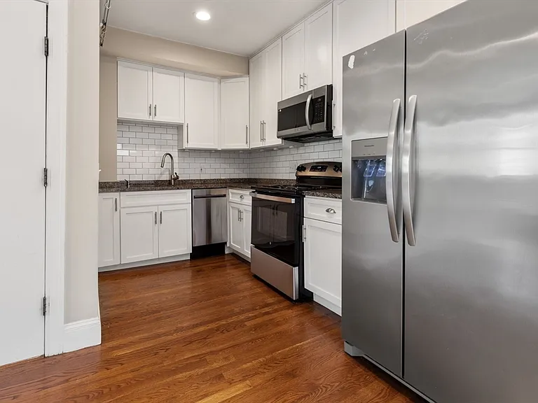 17 Sackville St #3 — Photo 4