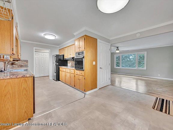 5th image of 645 Park St