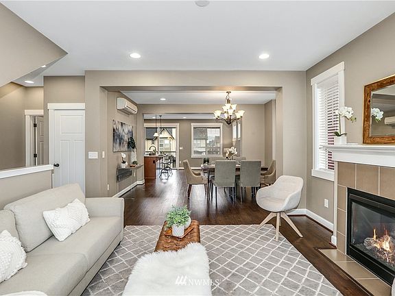 3rd image of 1045 10th Avenue NE