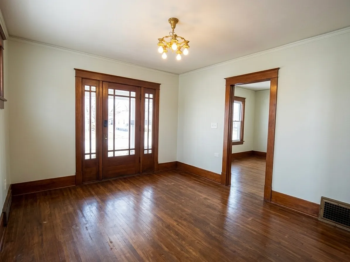Photo 2 of 18 - 557 20th St #1 - Niagara Falls, NY Living room - 557 20th St #1