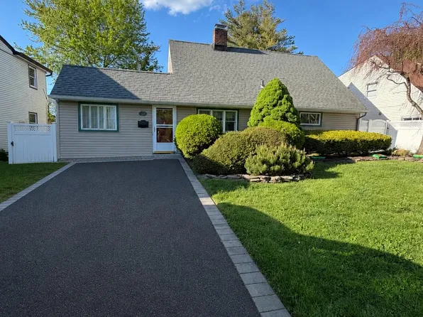 27 Blossom Lane, Levittown, NY 11756