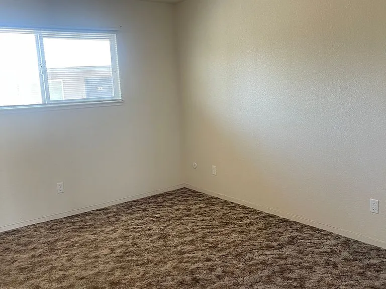 Lake Crest Apartments — Photo 10