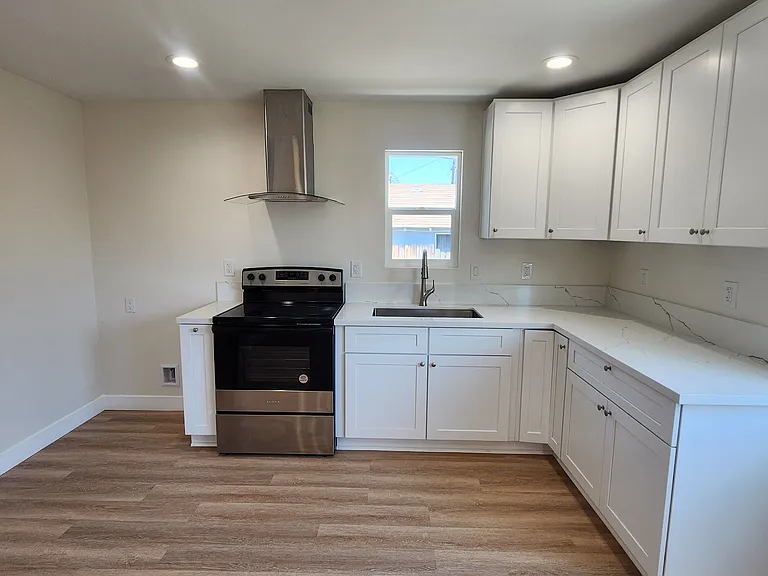 915 W 8th St #2 — Photo 5