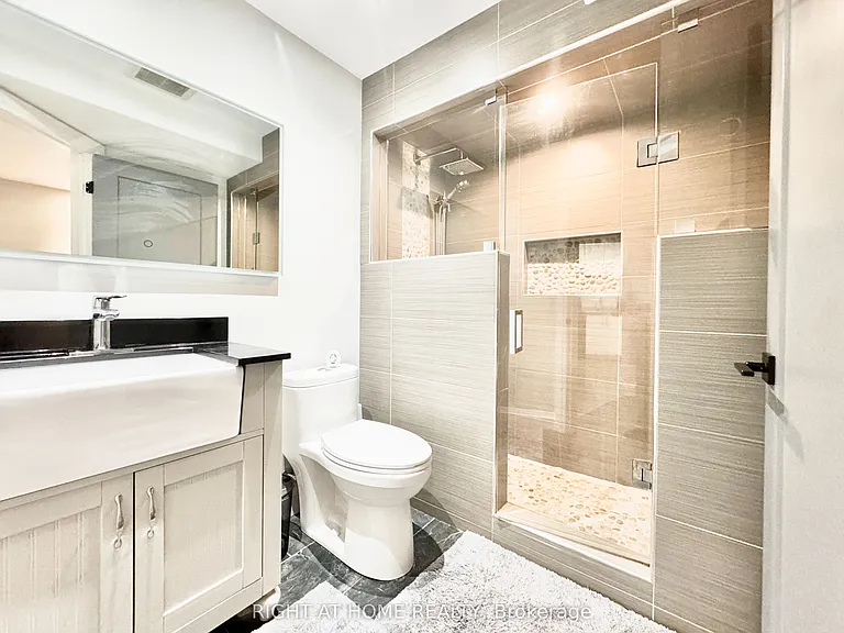 20 Prince Of Wales Dr #LOWER — Photo 8
