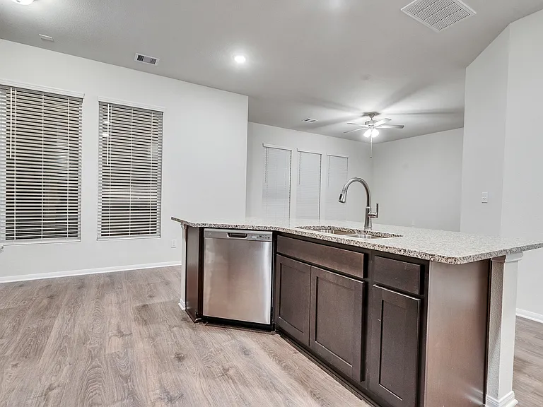 405 Magnolia Ln — Photo 6