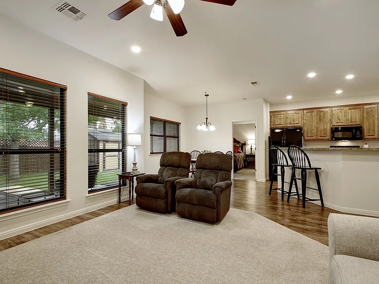 2251 Hazelwood Dr — Photo 5
