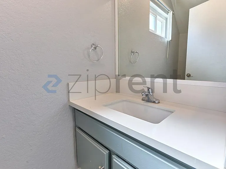 213 E Acacia St #C — Photo 10