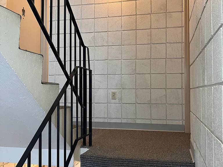 113 W 8th St — Photo 3