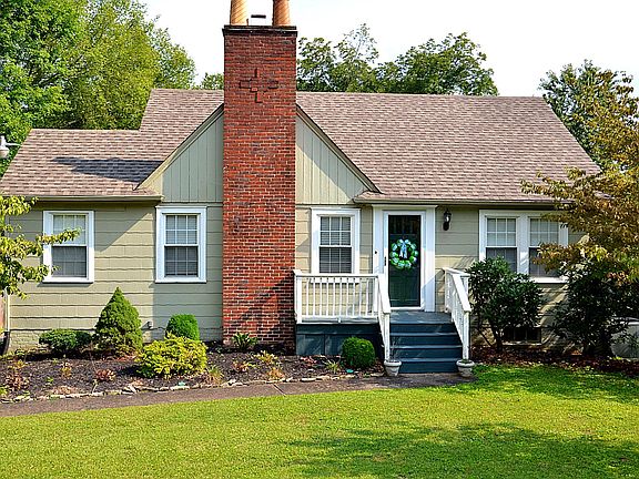 3rd image of 2204 NE Highland Dr