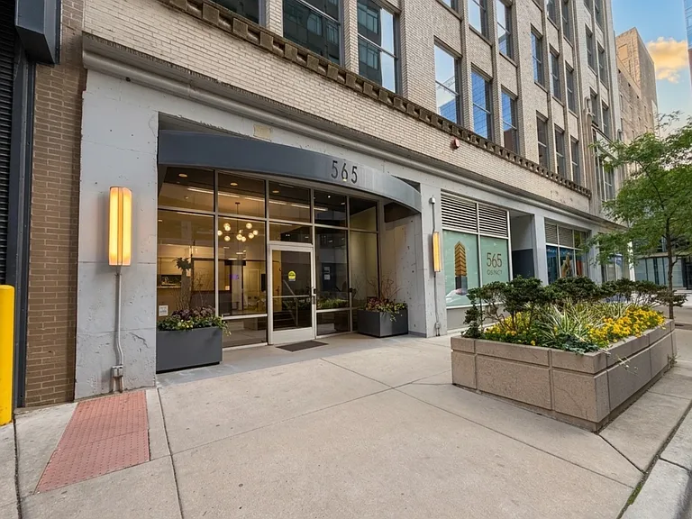 565 W Quincy St #802 — Photo 2