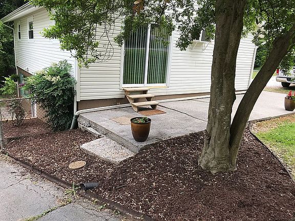 4th image of 2900 Carson Ave