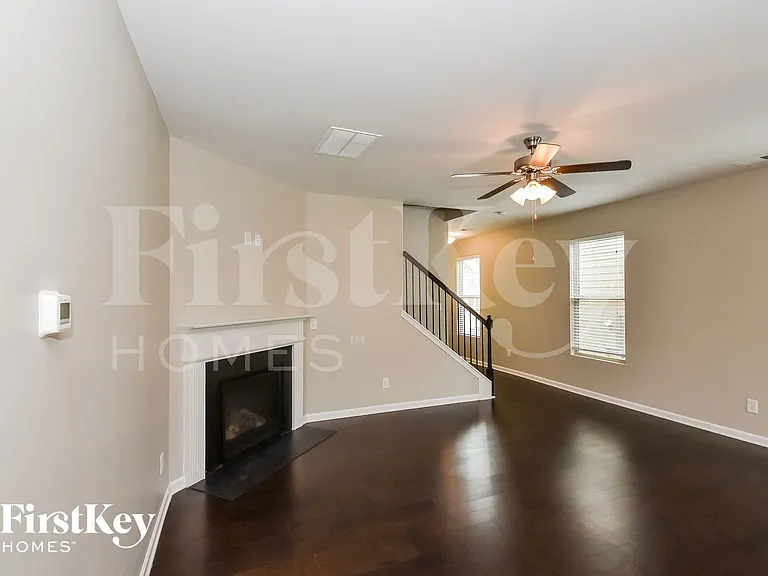 584 Dasheill Ln — Photo 3