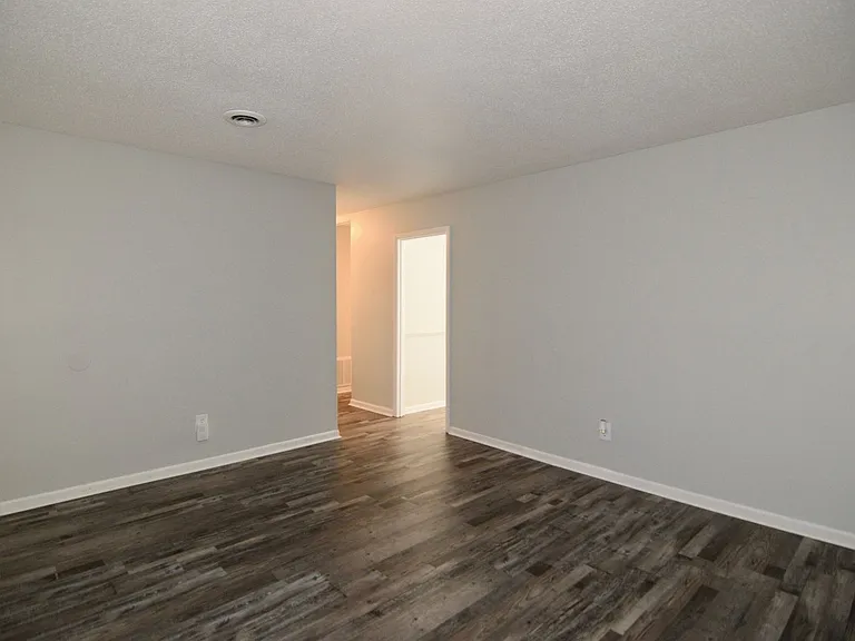 524 Laverne Ave — Photo 7