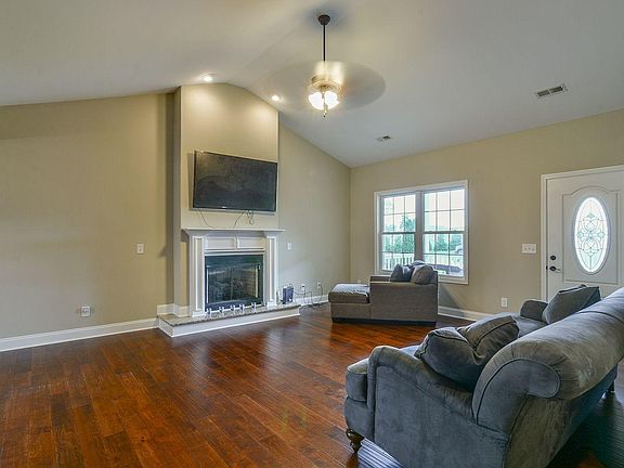 5th image of 1332 Willow Springs Dr
