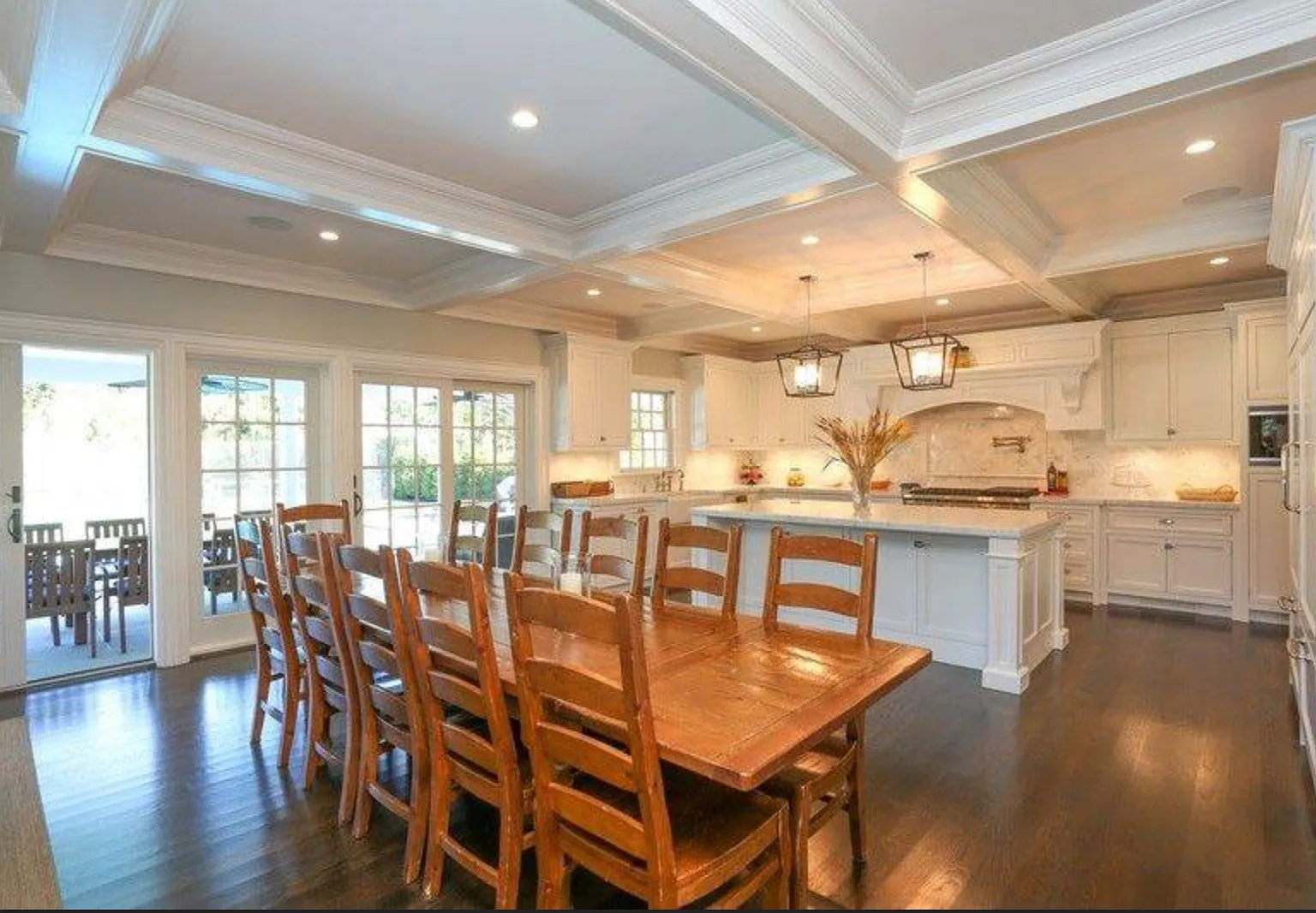 Large 7-Bedroom Estate With Tennis -South Of The Highway. — Photo 4