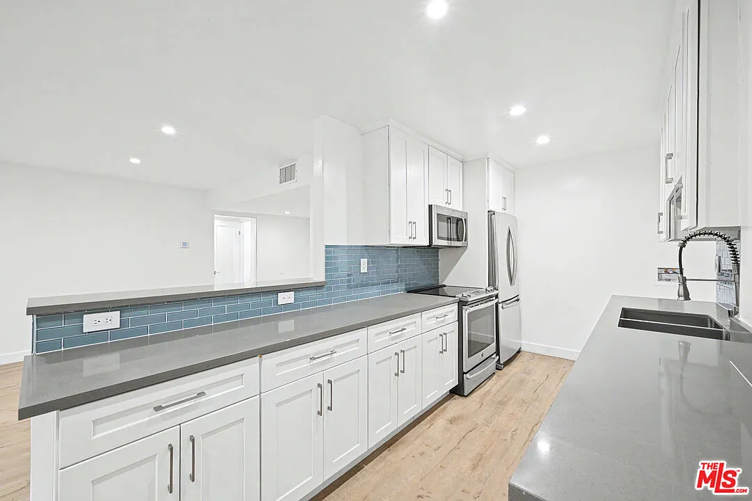 1 bed, 2.0 bath, 1150 sqft, $3,800 — Photo 3