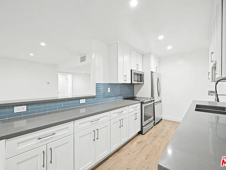 136 S Palm Dr #103 — Photo 3