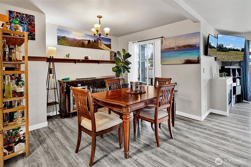 4th image of 2833 Valencia Street