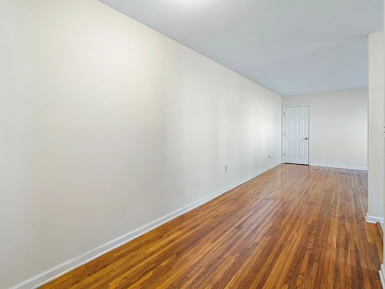 Newtonian Garden Apartments — Photo 22