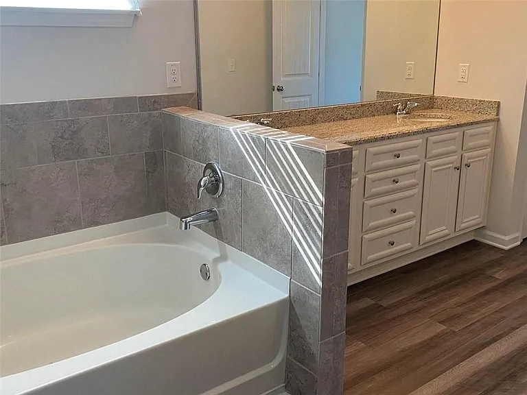 5650 Mirror Lake Dr — Photo 23