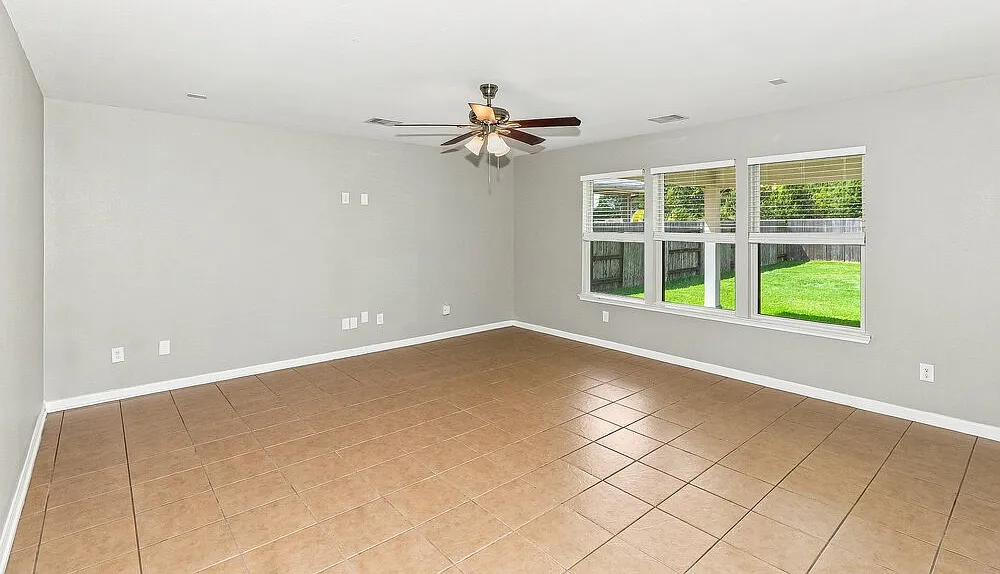 4 bed, 2.5 bath, 2792 sqft, $2,495 — Photo 4
