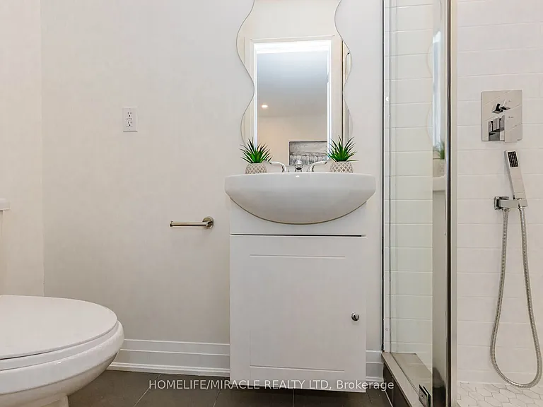563 Taplow Cres — Photo 21