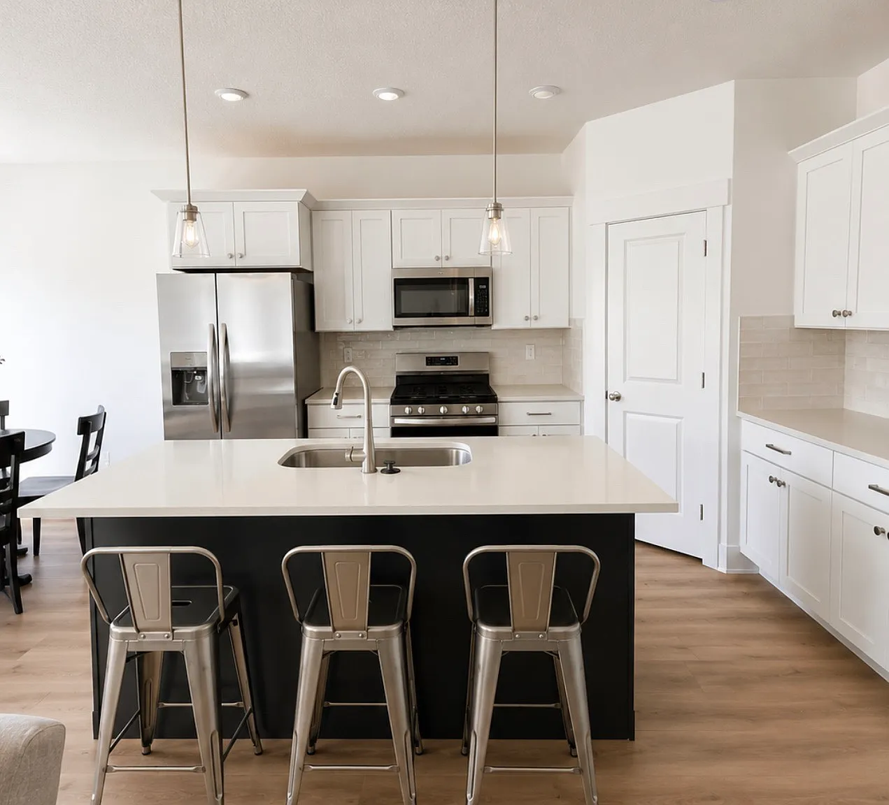 5 bed, 3.5 bath, 2414 sqft, $525 — Photo 1