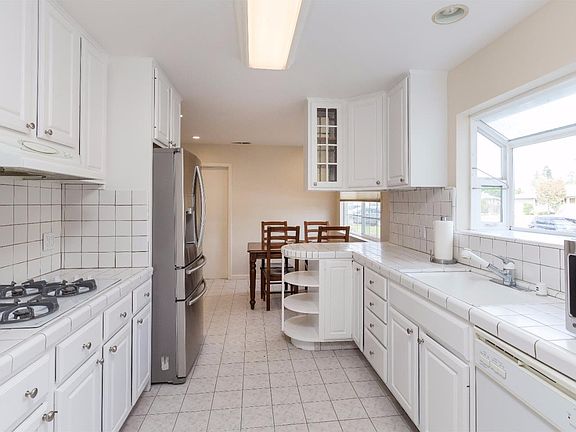 4th image of 1058 Manhattan Ct