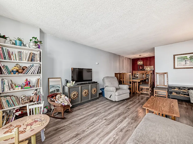 13910 Stony Plain Rd NW — Photo 20