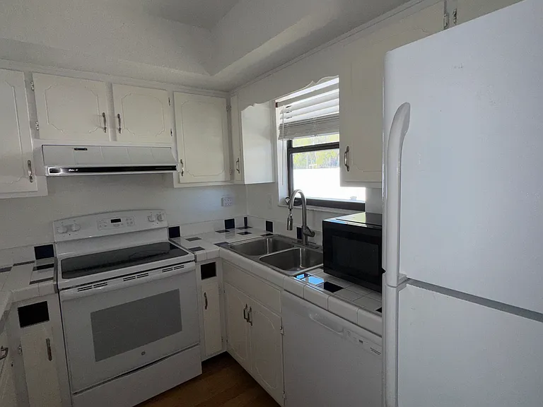 220 Hiawatha Ct E #220 — Photo 4
