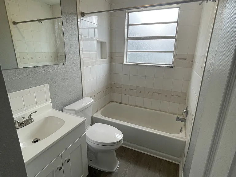 338 W Bay Ave — Photo 8
