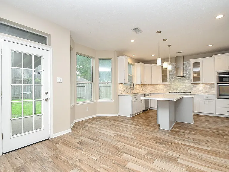 215 Windrift Ct — Photo 7