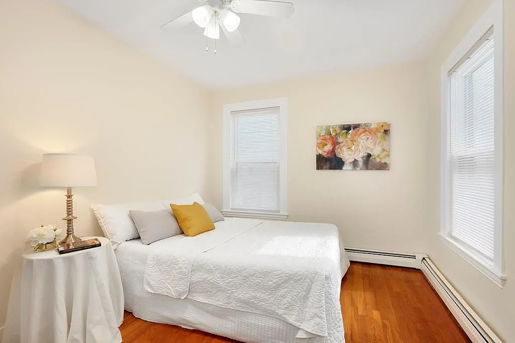 3 bed, 895 sqft, $3,950 — Photo 3