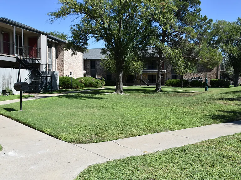 Holly Apartments — Photo 7