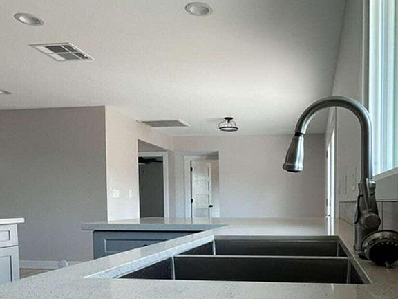 5th image of 13813 N 37TH Drive