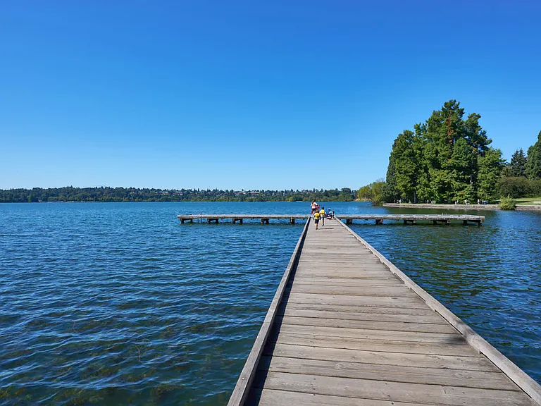 Less than a mile to Green Lake Park