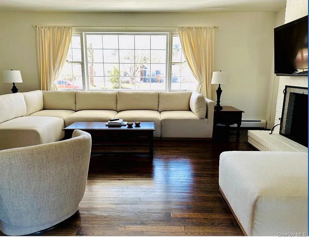 3 bed, 2.0 bath, 1350 sqft, $3,950 — Photo 3