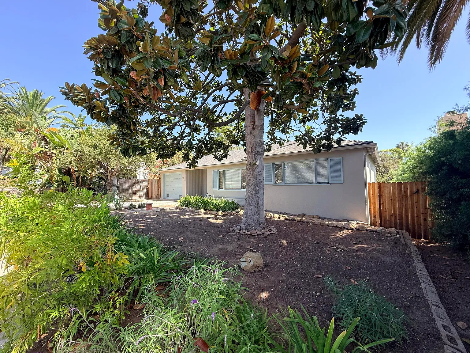 3 bed, 2.0 bath, 1149 sqft, $6,500 — Photo 2