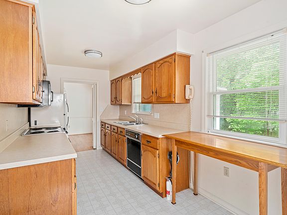 5th image of 5225 Carriage Dr