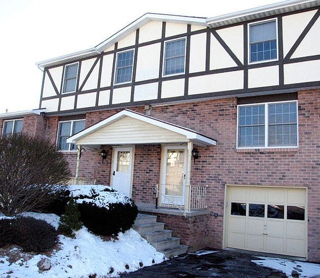 Popular Deer Run Subdivision!