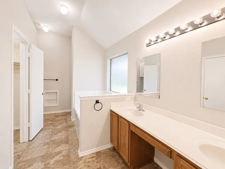 113 Ellicott Dr — Photo 9