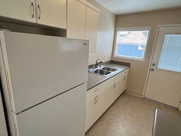 3rd image of 3010 Beech St