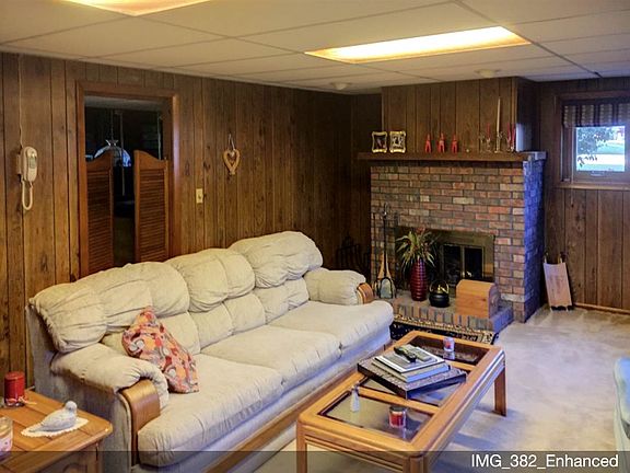 3rd image of 802 Meadowlawn Dr